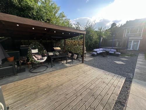 Gallery image of 3 Bed heated pool spacious home In Tilehurst in Tilehurst