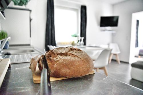 a loaf of bread sitting on a counter in a living room at Haff-Ostseeferienhaus Nebengebäude in Mönkebude