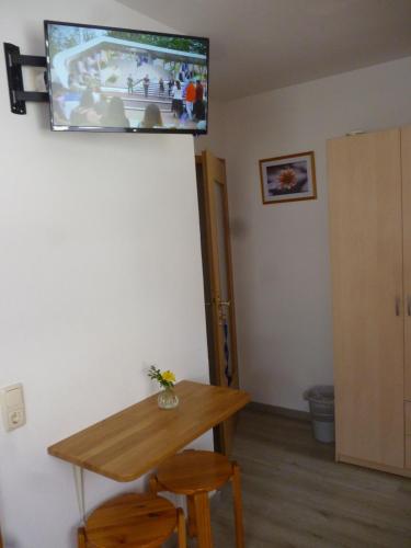 Una televisión o centro de entretenimiento en Gaestezimmer Klein