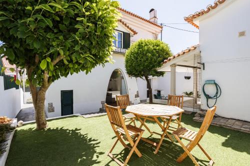 a table and chairs in the yard of a house at Home Out Casa do Arco in Belém in Lisbon