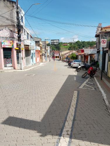 a city street with a cobblestone street at Pousada Casa São Carlos chalé Julyana in Mulungu