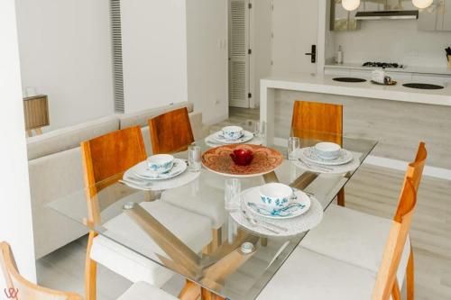 Χώρος καθιστικού στο Chic 2BR Balcony & City View