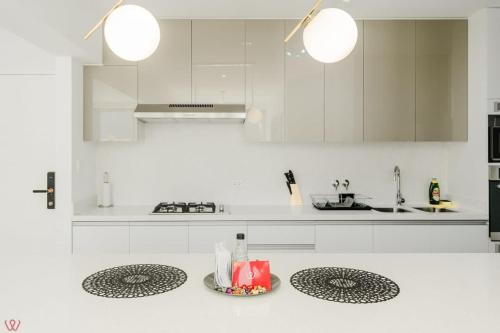 Η κουζίνα ή μικρή κουζίνα στο Chic 2BR Balcony & City View