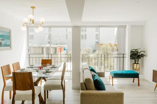 Χώρος καθιστικού στο Chic 2BR Balcony & City View