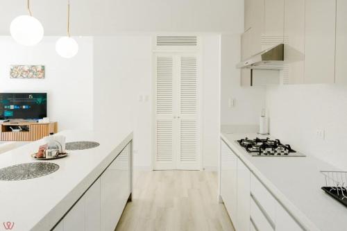 Η κουζίνα ή μικρή κουζίνα στο Chic 2BR Balcony & City View