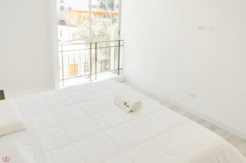 Ένα ή περισσότερα κρεβάτια σε δωμάτιο στο Chic 2BR Balcony & City View