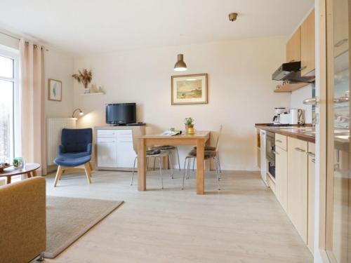 une cuisine et un salon avec une table et des chaises dans l'établissement Residenz Haffblick, Wohnung 37, à Boltenhagen