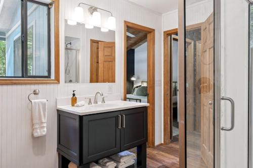 un bagno con lavandino e specchio di Innsbrook Lakeside Chalet a Innsbrook