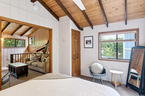 una camera da letto con un letto, un divano e una finestra di Innsbrook Lakeside Chalet a Innsbrook