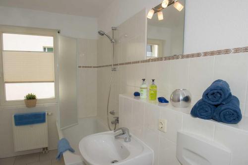 赛巴特班森Villa Malve Hinterhaus的浴室里有洗手池、马桶和镜子。