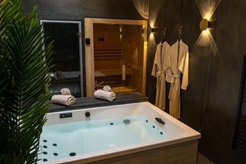 un bagno con una grande vasca in una stanza di L'inattendu - Loveroom chic et spacieuse avec jacuzzi a Le Havre