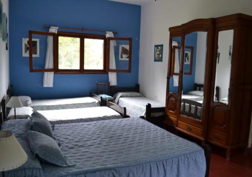 サンタ・ロサ・デ・カラムチタにあるEl Cobijo, Casas de Campoのベッドが3つと窓のある寝室