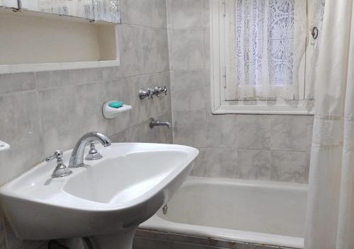 サンタ・ロサ・デ・カラムチタにあるEl Cobijo, Casas de Campoの洗面台と浴槽のあるバスルーム