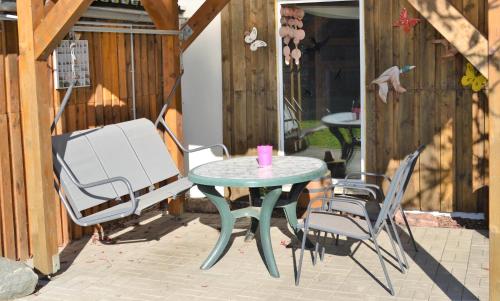 a table and chairs sitting on a patio at Ferienhaus mitten in der Natur, separater Eingang, Garten in Ahrenshagen