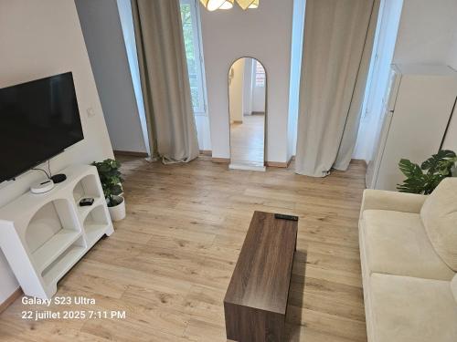 Μια τηλεόραση ή/και κέντρο ψυχαγωγίας στο Appartement Colombes
