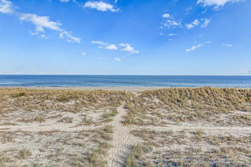 フェルナンディーナ・ビーチにあるGround-floor summer beach village condo with a great view plus patio & poolの海を背景にした砂浜