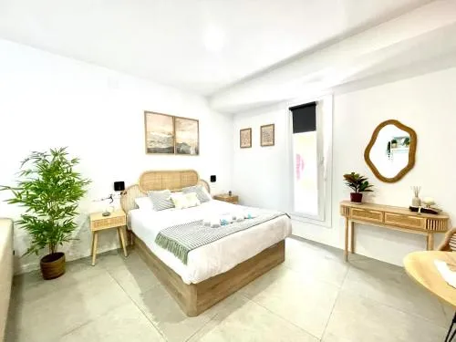 Designer and Quiet Studio 5 min to Maria Zambrano Station and 15 min walk to Beach photo 1