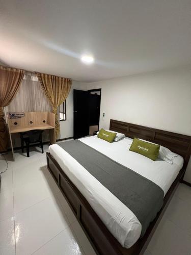 Postel nebo postele na pokoji v ubytování hotel torre 52