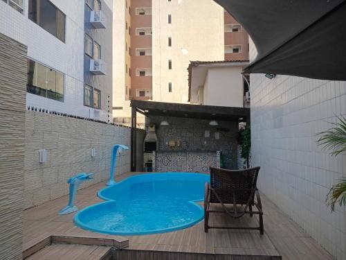 een zwembad in het midden van een gebouw bij Apt amplo 3 quartos Manaíra in João Pessoa
