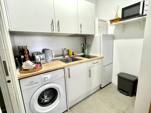 Designer and Quiet Studio 5 min to Maria Zambrano Station and 15 min walk to Beach photo 7