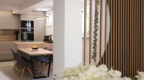 a kitchen and dining room with a table and chairs at LUXURY MANDRE HOUSE Apartment II with Jacuzzi in Mandre