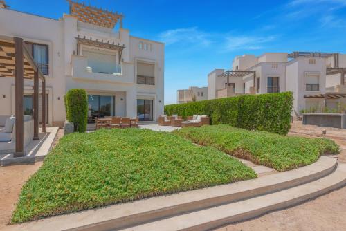 Lagoonfront 3BR Apartment Cyan