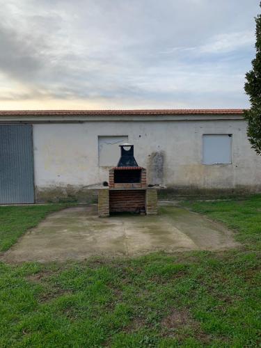 a building with a chair sitting in a yard at Casa cómoda, amplia y tranquila 