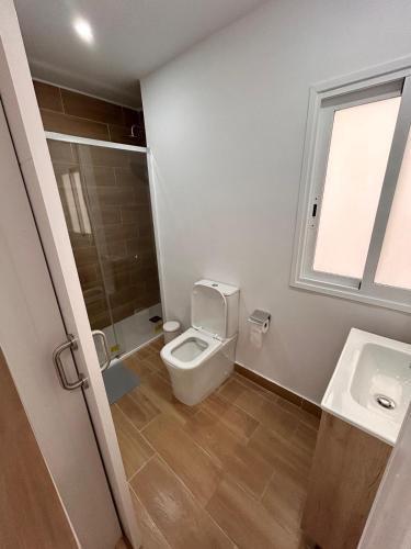 un baño con inodoro y lavabo en Padre Anchieta 35 - 2, en Santa Cruz de Tenerife