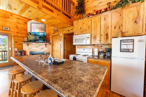 Moose Tracks with beautiful views and a hot tubにあるキッチンまたは簡易キッチン