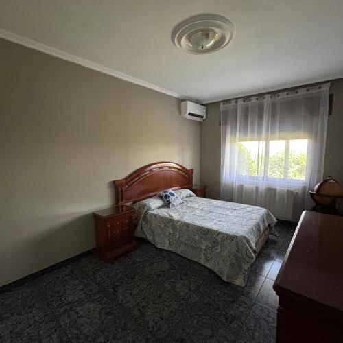 a bedroom with a bed and a window at Casa cómoda, amplia y tranquila 