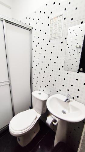 a bathroom with a toilet and a sink at Finca la Campechana in Restrepo