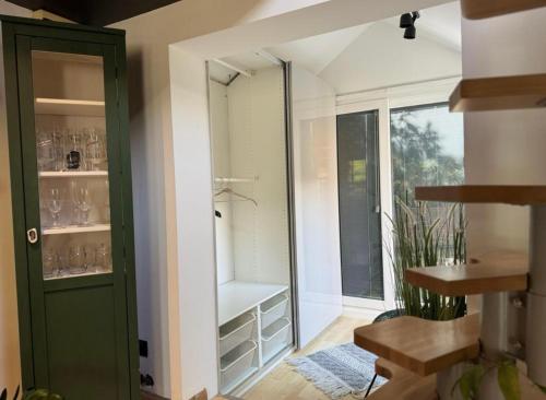 une pièce avec une porte verte et une pièce avec des vitres dans l'établissement Cozy Cottage Coventry self check-in after 3pm, Pets Friendly, à Longford