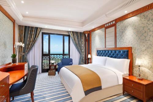 Postel nebo postele na pokoji v ubytování The Ritz-Carlton Jeddah