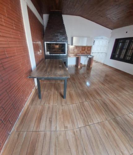 una stanza con pavimento in legno e camino di Casa Wilma a Encarnación