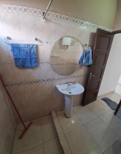 un bagno con lavandino e specchio di Casa Wilma a Encarnación
