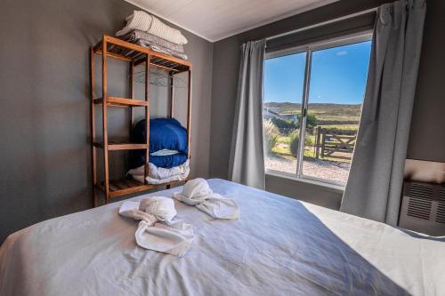 シエラ・デ・ラ・ベンターナにあるPillahuinのベッドルーム1室(窓のあるベッド1台、タオル付)