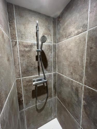 une douche avec pommeau de douche dans une salle de bain dans l'établissement Nuit romantique en Provence, à Draguignan