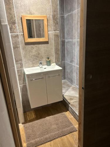 une salle de bain avec un lavabo et un miroir dans l'établissement Nuit romantique en Provence, à Draguignan