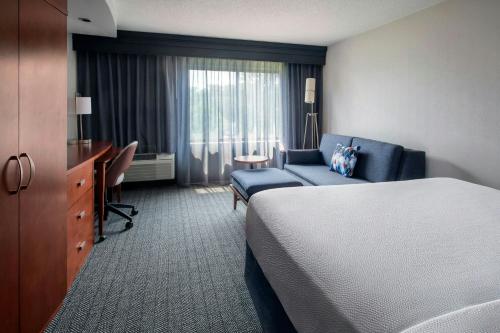 Postel nebo postele na pokoji v ubytování Courtyard by Marriott Paramus