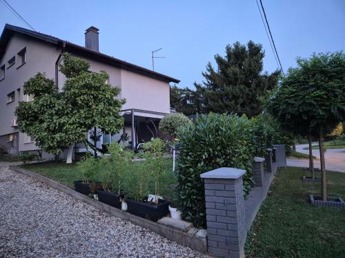 Κήπος έξω από το Apartmani Habibi