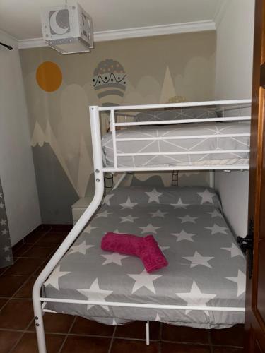 Un dormitorio con una litera con estrellas. en Casa el Mure, en Ronda