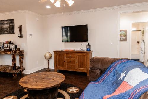 New Pecan Hide Out is a Rustic Home with Fire Pit and Tree Houseにあるテレビまたはエンターテインメントセンター