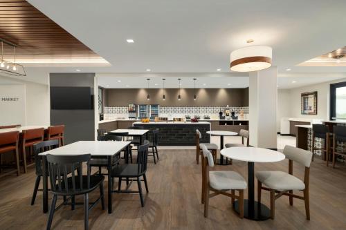 a restaurant with tables and chairs and a bar at Fairfield by Marriott Inn & Suites Lancaster in Lancaster