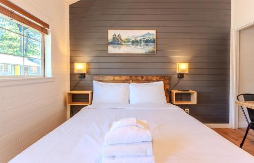 Postel nebo postele na pokoji v ubytování Tahoe Mountain Inn