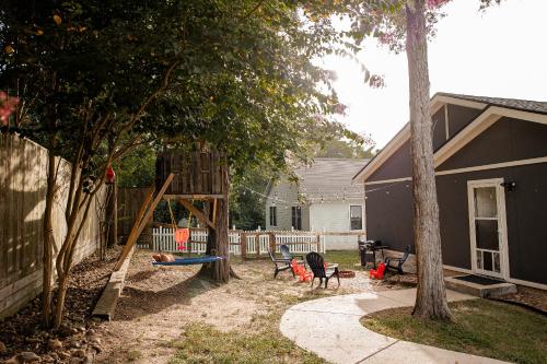 New Pecan Hide Out is a Rustic Home with Fire Pit and Tree Houseにある庭