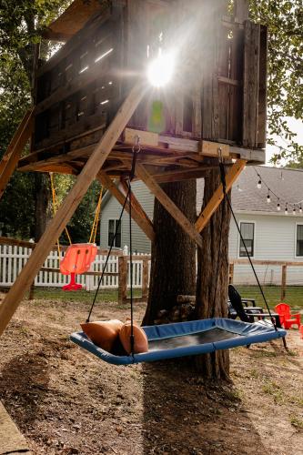 ブレナムにあるNew Pecan Hide Out is a Rustic Home with Fire Pit and Tree Houseのギャラリーの写真