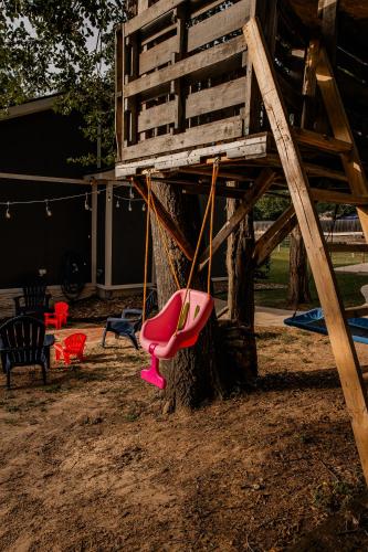 New Pecan Hide Out is a Rustic Home with Fire Pit and Tree Houseにあるキッズエリア
