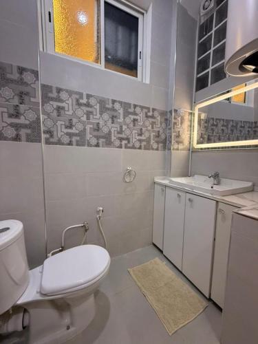 LʼAghaにあるTerra Novaのトイレと洗面台を備えた白いバスルーム