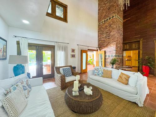 Khu vực ghế ngồi tại Spacious Tropical Villa with Pool 4Bedroom 7Beds 5Baths , Near Beach