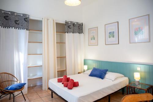 - une chambre avec un lit, une chaise et des étagères dans l'établissement Appartements art déco centre-ville, spacieux et lumineux, à Perpignan